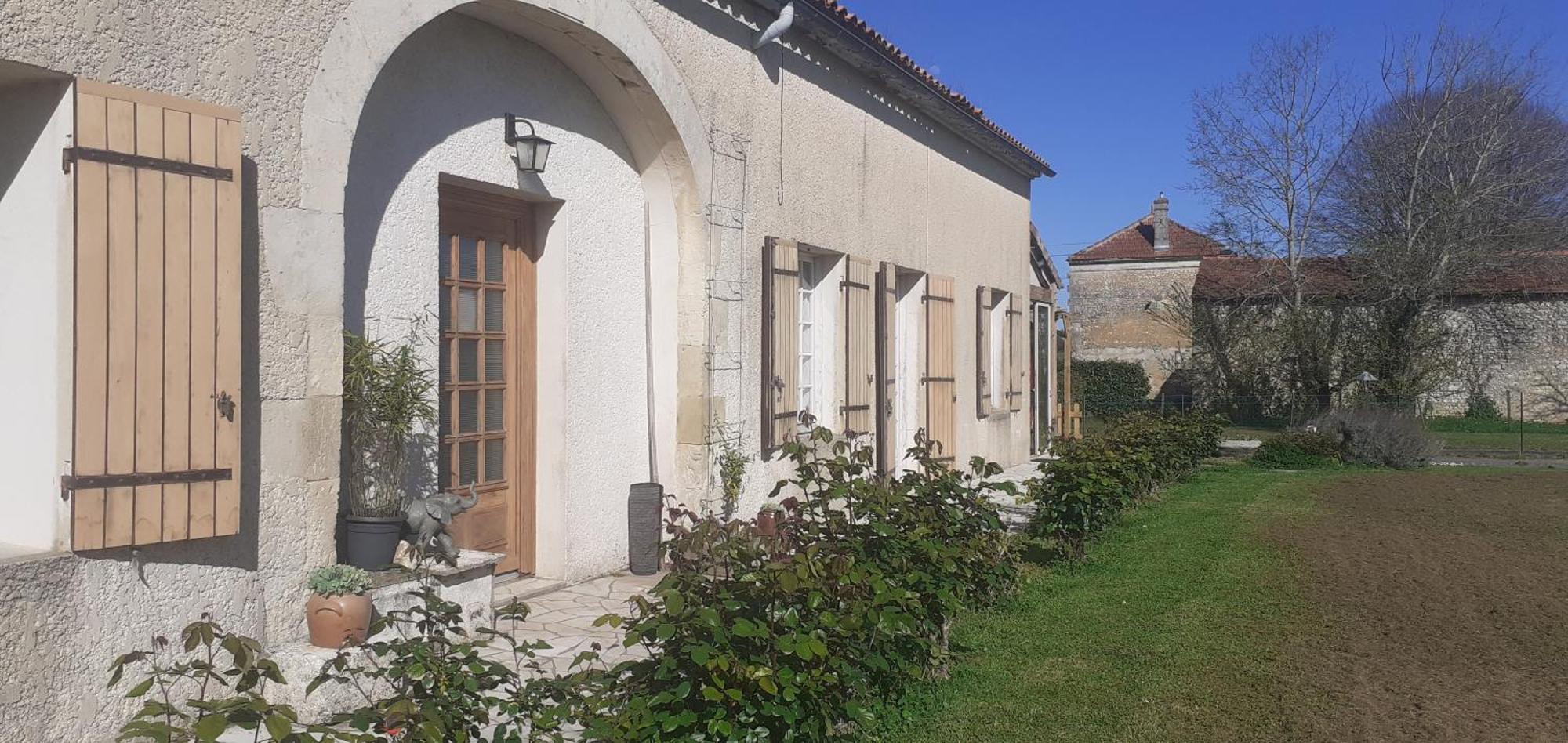 Arts & Passion Bed & Breakfast Mirambeau  Bagian luar foto