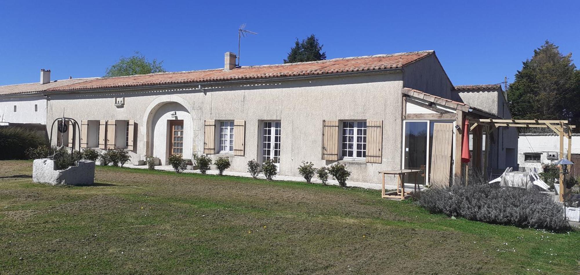 Arts & Passion Bed & Breakfast Mirambeau  Bagian luar foto